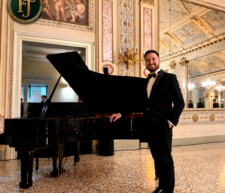 Francesco Tuppo accanto al pianoforte a coda